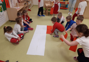 14 Dzieci układają flagę z kartek